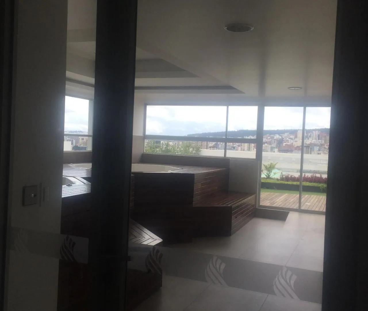 Vicente Ramon Roca N21293 Y Leonidas Plaza Hotel Quito